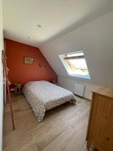 a bedroom with a bed and a skylight at Maison 6pers à 800m de la mer SAINTE-CÉCILE PLAGE in Camiers