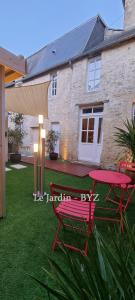 Сад в Bayeuzen Le Jardin - Nuit Romantique et Spa Privatif Bayeux +2 фотографии