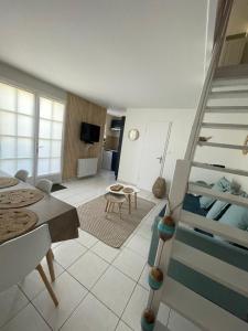 een kamer met een trap en een woonkamer bij Maison 6pers à 800m de la mer SAINTE-CÉCILE PLAGE in Camiers