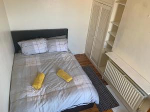 מיטה או מיטות בחדר ב-Highland Road House
