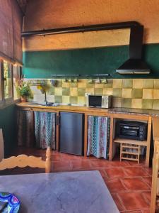 Kuchyň nebo kuchyňský kout v ubytování Casa Manel - Loft rústico con encanto