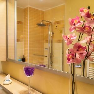 アテネにあるA7 Beauty Vouliagmeni Apt in a unique Spotのバスルーム(シャワー、花瓶付) +27枚の写真