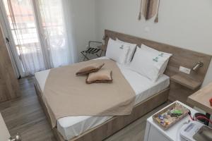 Кровать или кровати в номере elenamou seaview rooms