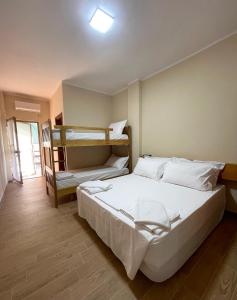 מיטה או מיטות קומותיים בחדר ב-Tékada Hotel & Restaurant
