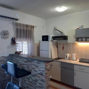 a kitchen with a stone counter top and a stove at Kuća za odmor Skalina - Sea view in Splitska