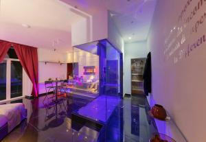 een woonkamer met paarse verlichting op de vloer bij Napoli in relax in Napels