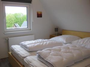 Ліжко або ліжка в номері Ferienhaus Twistesee 93