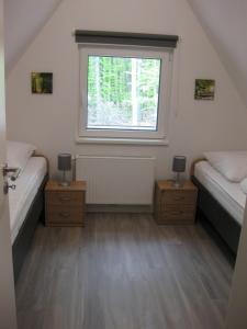 מיטה או מיטות בחדר ב-Ferienhaus Twistesee 93