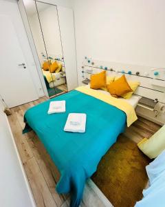 een kamer met een groot bed en een spiegel bij Apartament Przy Plaży Rewal in Rewal