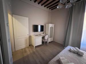 A television and/or entertainment centre at La Perla del Borgo B&B