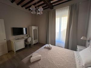 A bed or beds in a room at La Perla del Borgo B&B
