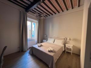 A bed or beds in a room at La Perla del Borgo B&B