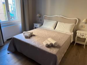 A bed or beds in a room at La Perla del Borgo B&B