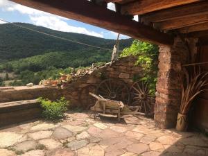 un banco con vistas al exterior de un edificio de piedra en Casa Manel - Loft rústico con encanto, en Montcortès