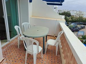 - Balcón con mesa y 4 sillas en Appartement vue sur mer Sidi Rahal Residence passadena II, en Casablanca