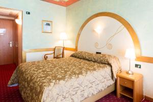 Säng eller sängar i ett rum på Hotel Aquila D'Oro Desenzano