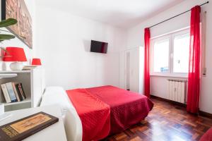 Postel nebo postele na pokoji v ubytování Take It Easy Roma Guest House