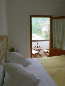 1 dormitorio con 1 cama y vistas a un patio en Posada San José, en Cuenca