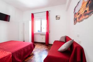 Postel nebo postele na pokoji v ubytování Take It Easy Roma Guest House