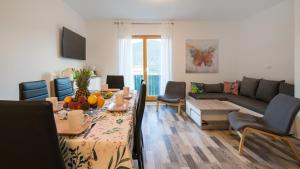 una sala de estar con un sofá y una mesa en Stone House Marin, en Kostanje