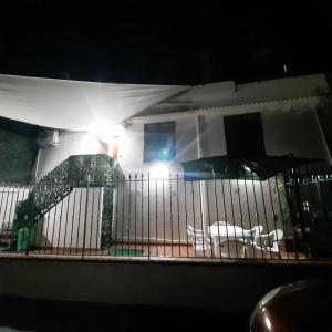 eine nächtliche Aussicht auf ein Haus mit einem Zaun in der Unterkunft Astra House relax a 10minuti da Salerno centro in Pellezzano