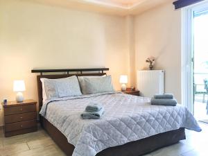 Tempat tidur dalam kamar di A7 Beauty Vouliagmeni Apt in a unique Spot