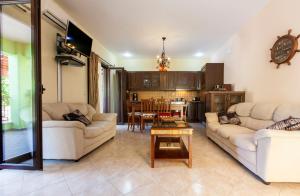 Gallery image of EXELLENT GUEST VILLA PRESTIGE in Asprogerakata