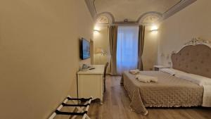 A bed or beds in a room at La Perla del Borgo B&B