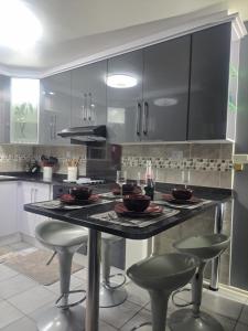 Кухня или мини-кухня в 42 Ramsgate palms
