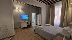 A bed or beds in a room at La Perla del Borgo B&B