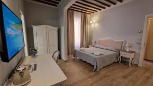 A bed or beds in a room at La Perla del Borgo B&B