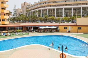 duży basen przed budynkiem w obiekcie Family Home near Ocean Los Cristianos LoveTenerife w Aronie