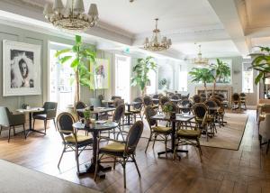 Restaurace v ubytování Bush Hotel Farnham