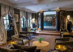 Posezení v ubytování Bush Hotel Farnham