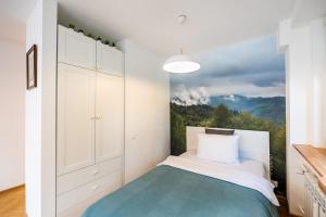 Schlafzimmer mit einem Bett und Bergblick in der Unterkunft Royal Route Marvelous Apartment in Warschau