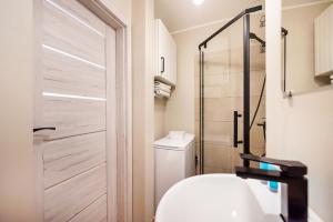 Kúpeľňa v ubytovaní Royal Route Marvelous Apartment + 17 fotografií