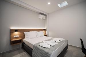1 dormitorio con 1 cama con toallas en Kiani Apts, en Kalyves