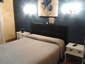 sypialnia z łóżkiem i 2 szafkami nocnymi w obiekcie Hotel Luzon w mieście San Vicente de la Barquera