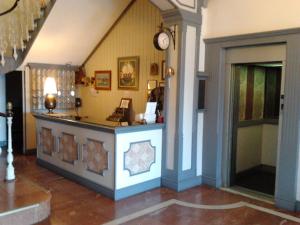 Pokój z ladą i zegarem na ścianie w obiekcie Hotel Luzon w mieście San Vicente de la Barquera
