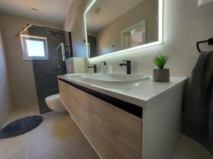 Ванная комната в Apartments & Room Marina View