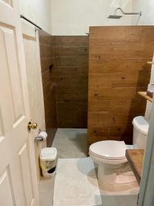 een badkamer met een toilet en een douche bij Estudios Rehilete in Holbox Island