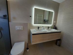 Ванная комната в Apartments & Room Marina View +37 фотографий