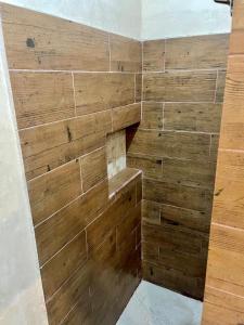 rincón de ducha con pared de madera en Estudios Rehilete, en Isla Holbox