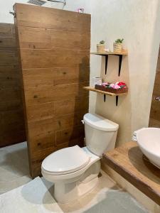 Łazienka z białą toaletą i umywalką w obiekcie Estudios Rehilete w mieście Isla Holbox