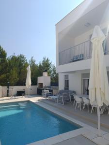 Bazén v ubytovaní Luxury Villa Teuta with Heated Pool alebo v jeho blízkosti