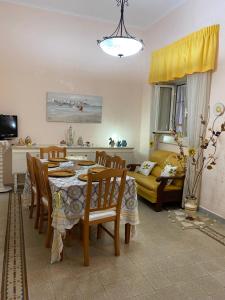 - une cuisine et une salle à manger avec une table et des chaises dans l'établissement B&B CASA PUPETTA, à Torre del Greco