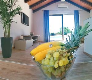 un bol de fruta en una mesa en la sala de estar en Cozy House with Pool near Rovinj, en Kanfanar