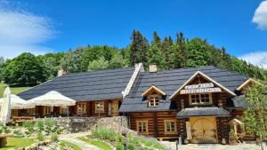 シェンナにあるAparthotel Apartamenty Czarna Góra 417の黒屋根の丸太小屋