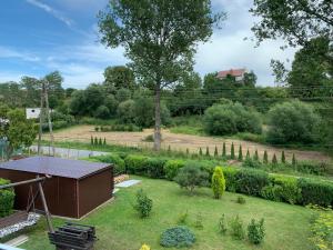 Vonkajšia záhrada v ubytovaní Apartament DWA DĘBY