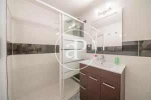 uma casa de banho com um chuveiro, um lavatório e um espelho. em Madrid Central, Apartamento Plaza de España em Madri